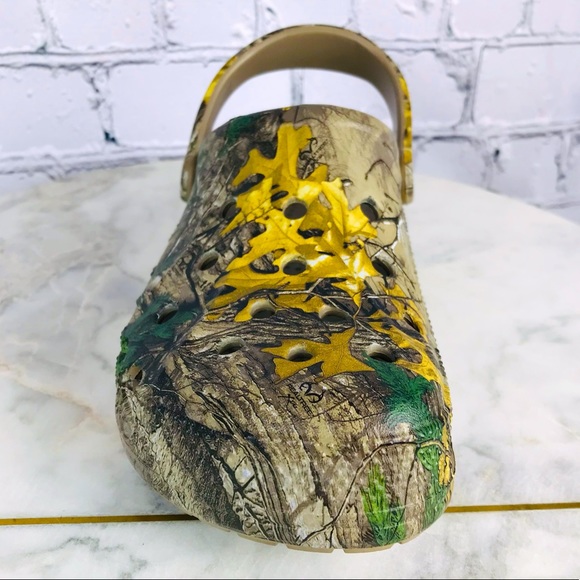 Crocs Baya RealTree Xtra Clog Adult Unisex Brown & Green Camo Leaves Slides NEW - Picture 2 of 12